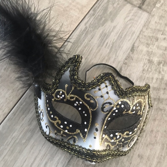 Masquerade Mask Black White Gold - Picture 3 of 8